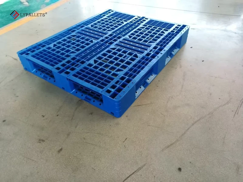 Six-Runners-Pallet-High-Load-Capacity-4-Way-Durable-Perforated-Plastic-Pallet